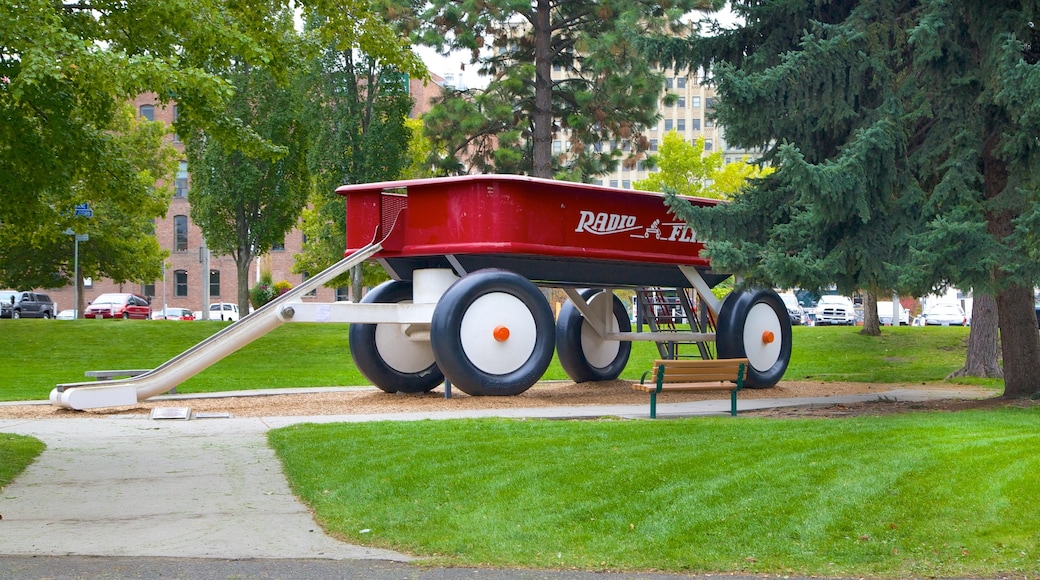 Spokane which includes outdoor art and a garden