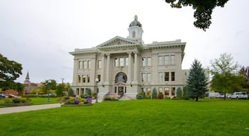 Missoula showing heritage architecture, an administrative building and a park