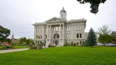 Missoula showing an administrative buidling, heritage architecture and a park