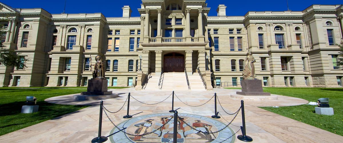 Cheyenne showing a statue or sculpture, an administrative buidling and a square or plaza