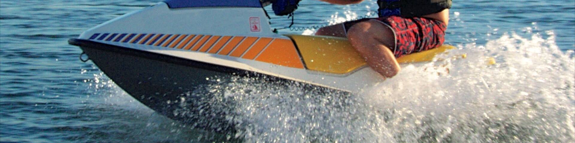 Bullhead City das einen See oder Wasserstelle und Jetskifahren sowie einzelner Mann