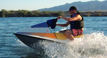 Bullhead City presenterar jetskiing och en sjö eller ett vattenhål såväl som en man