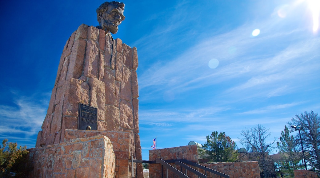 Laramie presenterar ett monument och ett minnesmonument