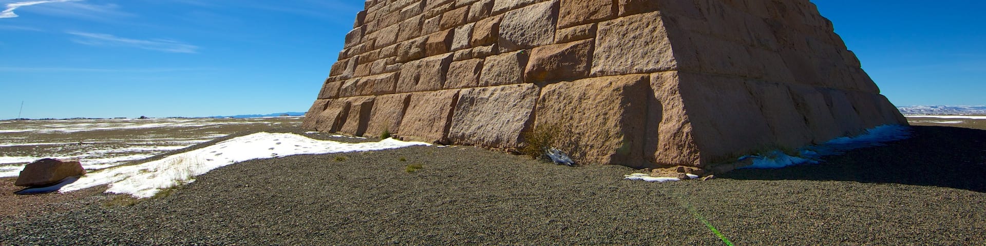 Laramie que incluye escenas tranquilas y un monumento