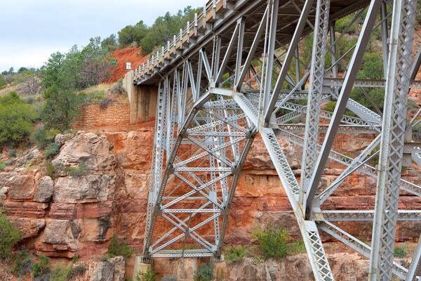 Sedona mettant en vedette pont et gorge ou canyon