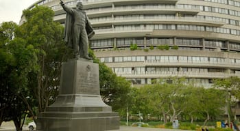 Foggy Bottom ofreciendo una estatua o escultura, una ciudad y un monumento conmemorativo