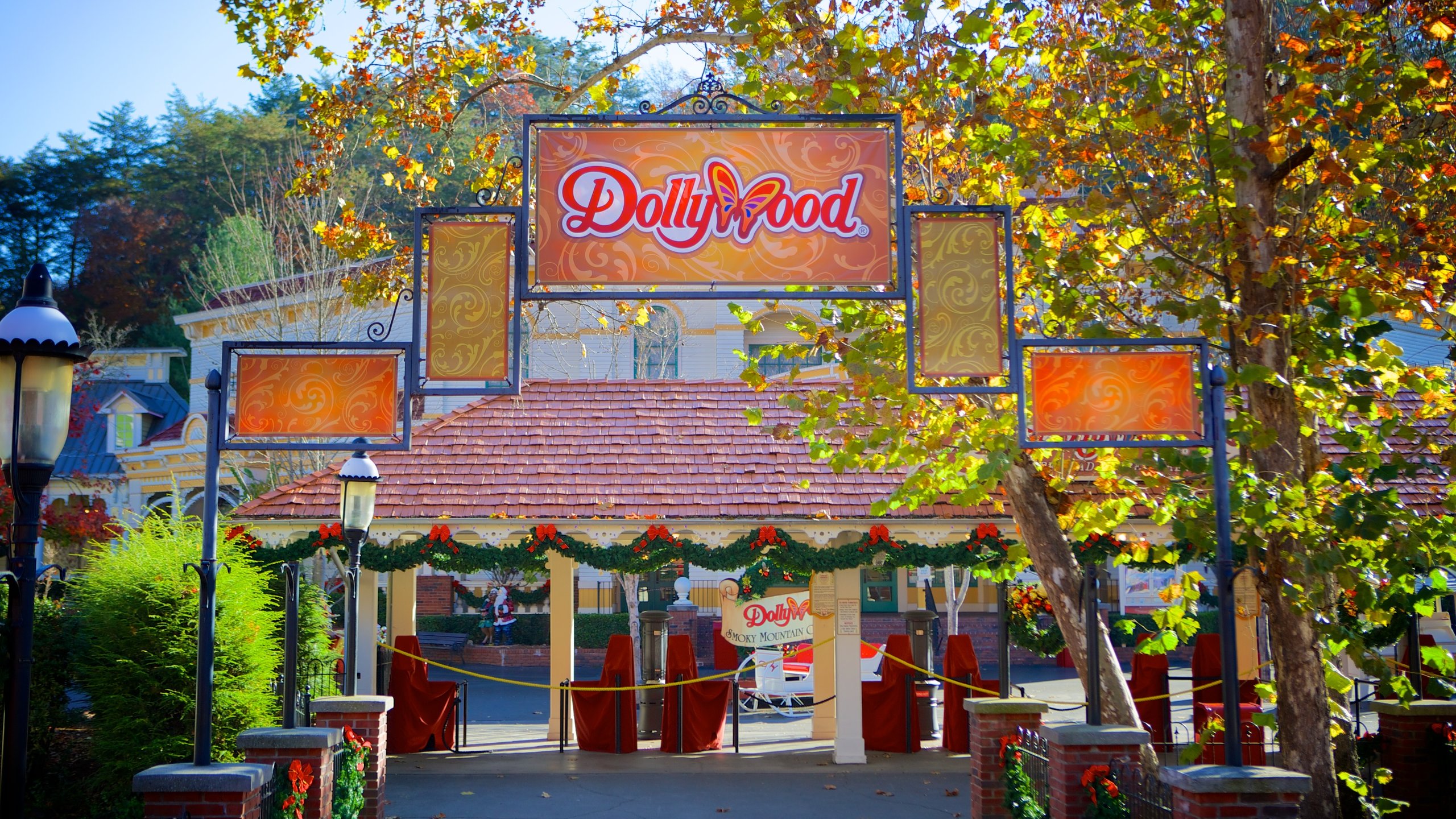 Dollywood showing signage and rides