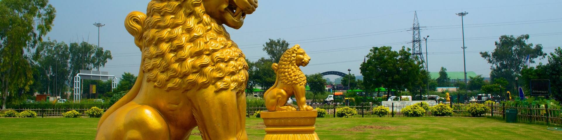 Shanti Vana mit einem religiöse Elemente, Statue oder Skulptur und Garten