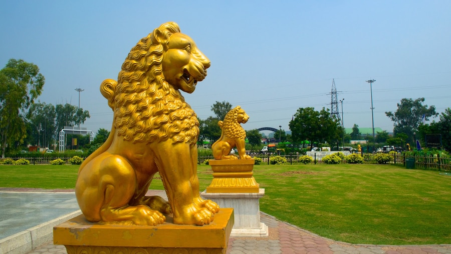 Shanti Vana que incluye una estatua o escultura, un parque y aspectos religiosos