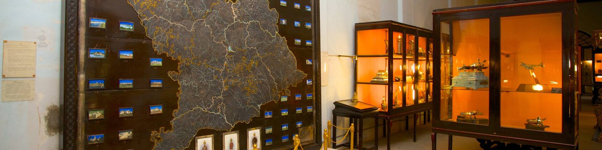 Purani Haveli showing interior views