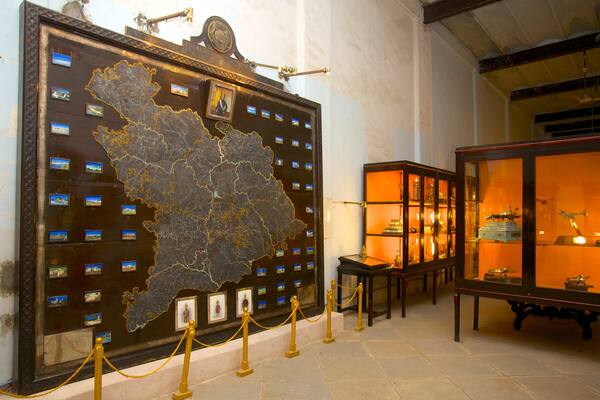 Purani Haveli which includes interior views