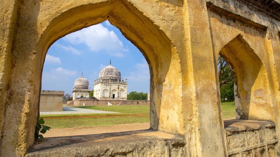 Qutub Shahi Tombs showing a cemetery and a memorial