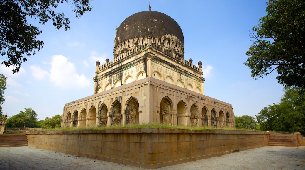 Graven van Qutub Shahi inclusief een monument, een begraafplaats en historische architectuur