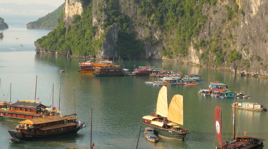 Baia di Halong caratteristiche di costa rocciosa, vista della costa e baia e porto