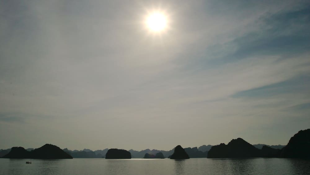Halong Bay mit einem Landschaften und schroffe Küste