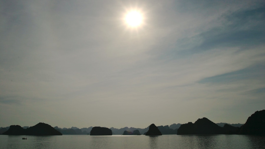 Bahía de Ha Long ofreciendo vistas de paisajes y costa escarpada