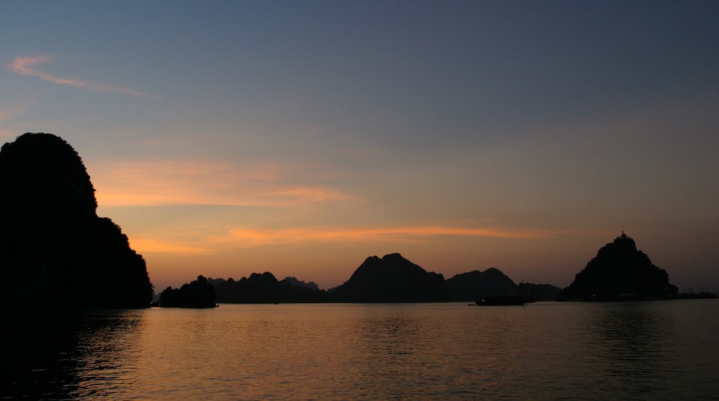 Baia di Halong caratteristiche di tramonto, vista del paesaggio e baia e porto