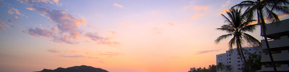 Mazatlán mit einem Strand, Küstenort und Sonnenuntergang