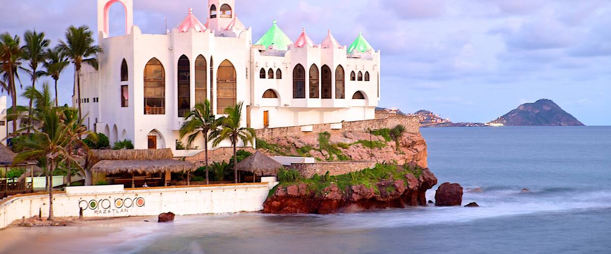 Mazatlán mostrando arquitectura moderna, costa rocosa y un hotel o resort de lujo