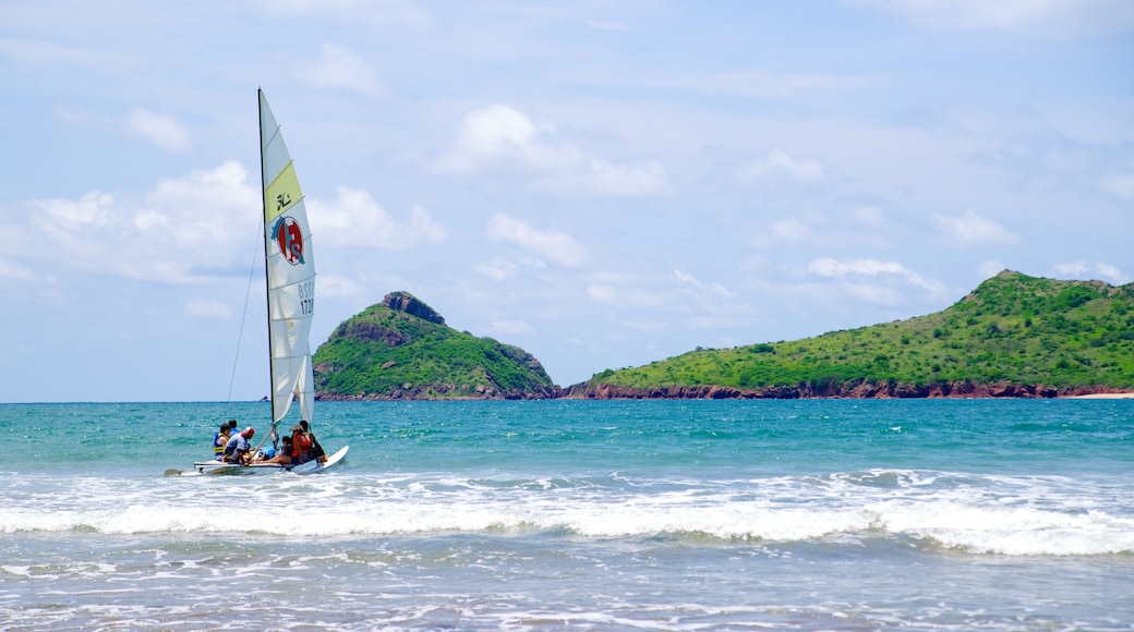 Mazatlan caratteristiche di onde, vista dell\'isola e barca a vela