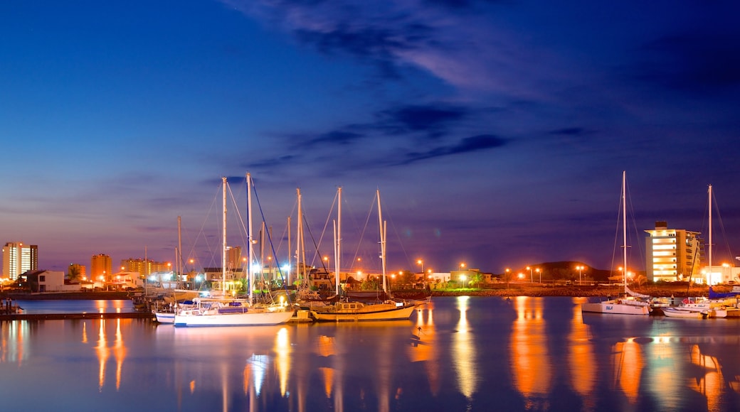 Mazatlan che include località costiera, porto turistico e paesaggio notturno