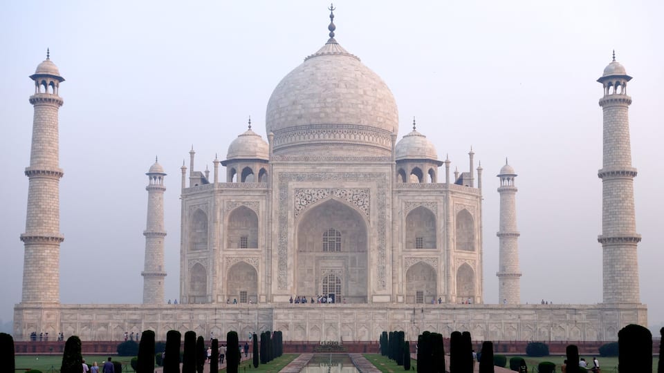 Taj Mahal showing heritage architecture and a monument