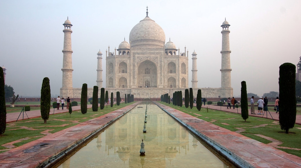 Taj Mahal which includes mist or fog, a fountain and heritage architecture