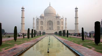 Taj Mahal che include nebbia e foschia, monumento e architettura d\'epoca