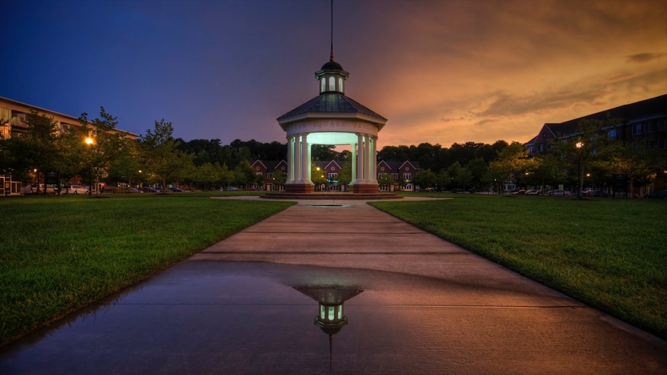 Newport News mostrando una puesta de sol y un parque