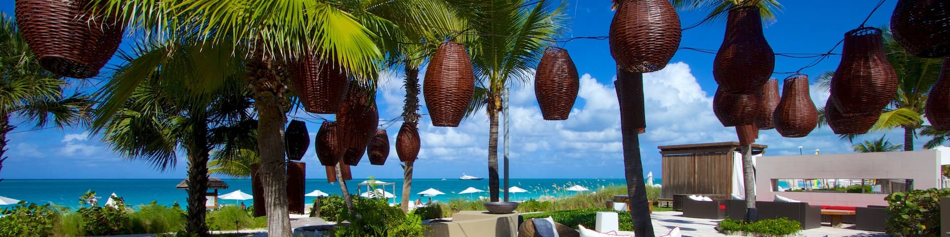 Grace Bay mettant en vedette hĂŽtel ou complexe de luxe et vues littorales