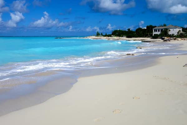Grace Bay qui includes une maison, une plage de sable et paysages tropicaux