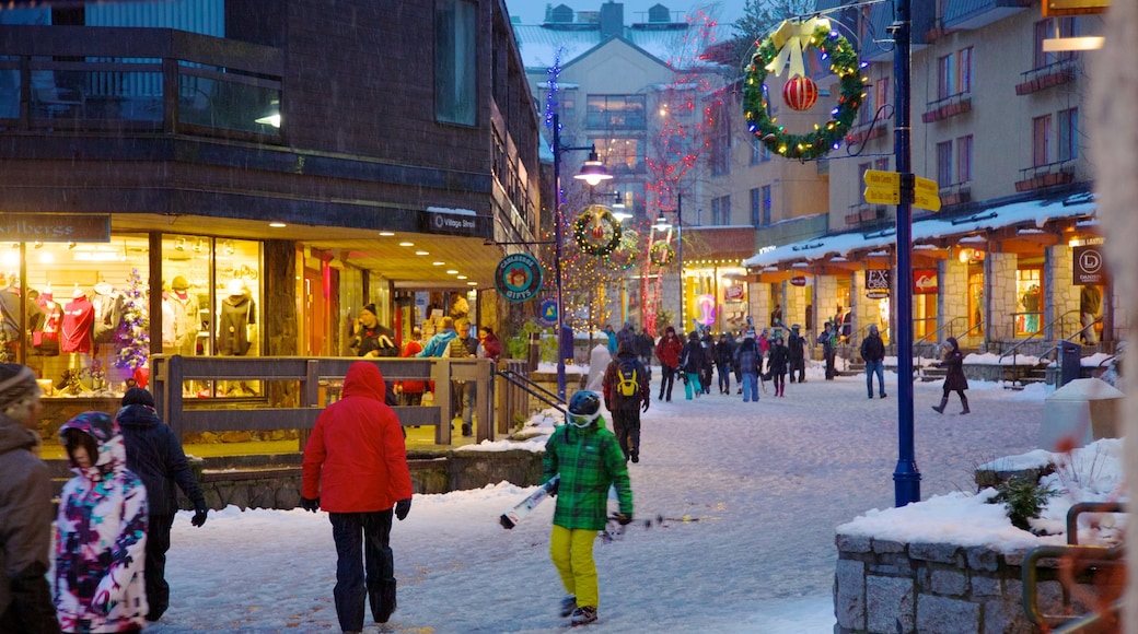Estación de esquí de Whistler ofreciendo una pequeña ciudad o pueblo, nieve y escenas urbanas