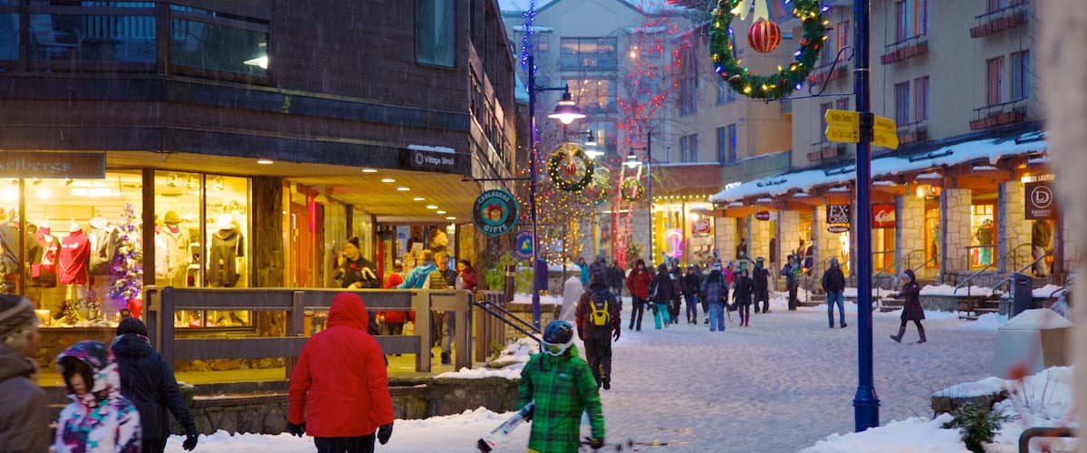 Estación de esquí de Whistler ofreciendo una pequeña ciudad o pueblo, nieve y escenas urbanas