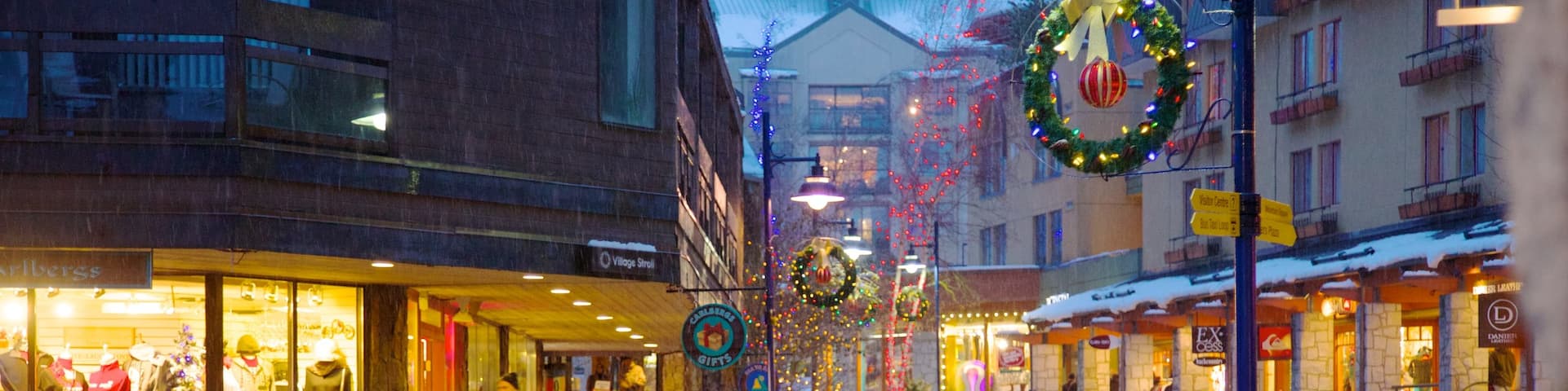 Whistler mettant en vedette petite ville ou village, scĂšnes de rue et neige