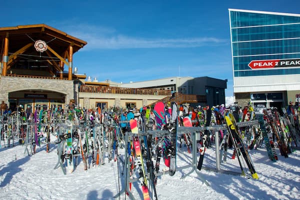 Peak 2 Peak Gondola welches beinhaltet Après-Ski und Schnee