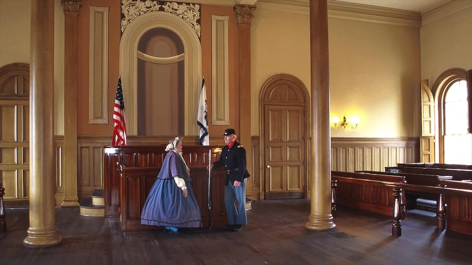 Wheeling mostrando vistas interiores y un edificio administrativo y también una pareja