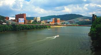 Wheeling das einen Fluss oder Bach, Hängebrücke oder Baumkronenpfad und Stadt