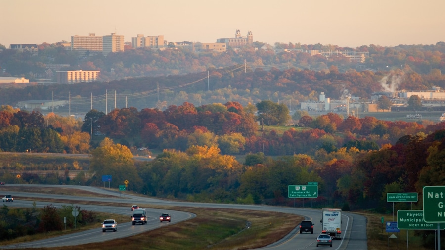 Bentonville - Fayetteville que incluye escenas urbanas y vistas de paisajes