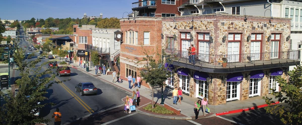 Bentonville - Fayetteville showing heritage elements, a small town or village and street scenes