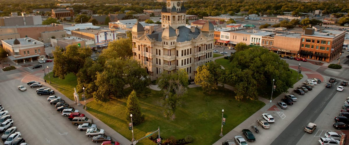 Denton ofreciendo patrimonio de arquitectura, un edificio administrativo y una puesta de sol