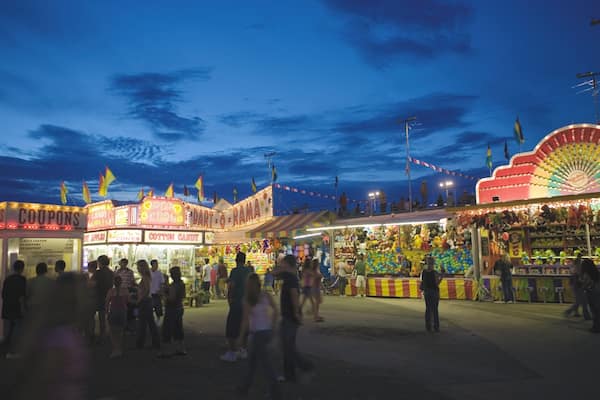 Denton qui includes square ou place, vie nocturne et balades