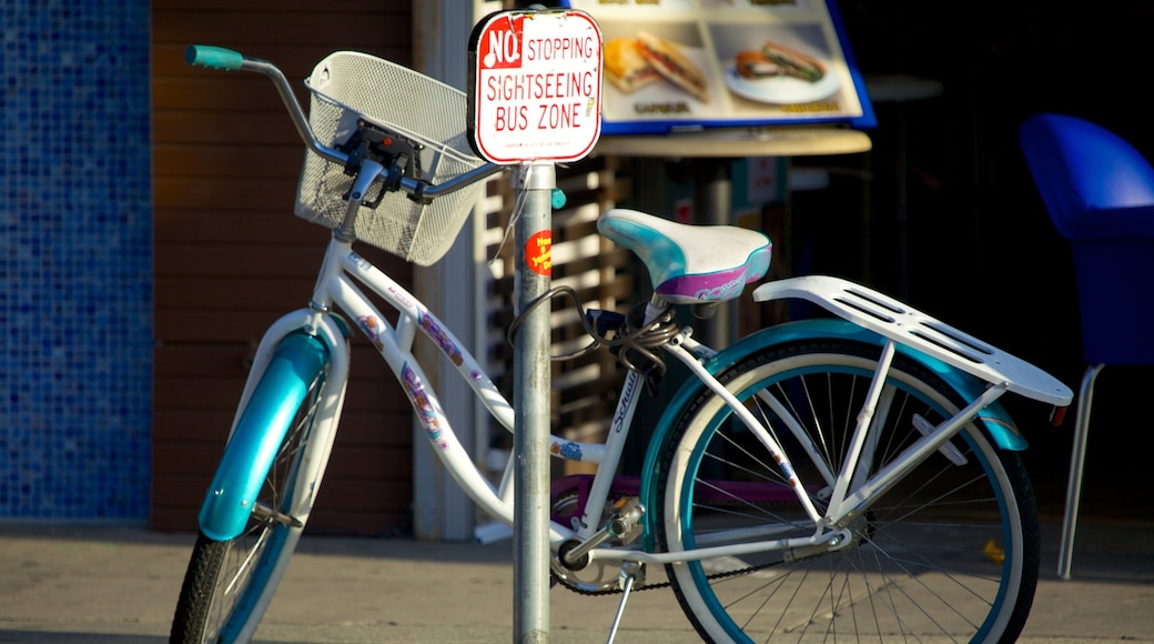 Melrose Avenue montrant signalisation et vélo