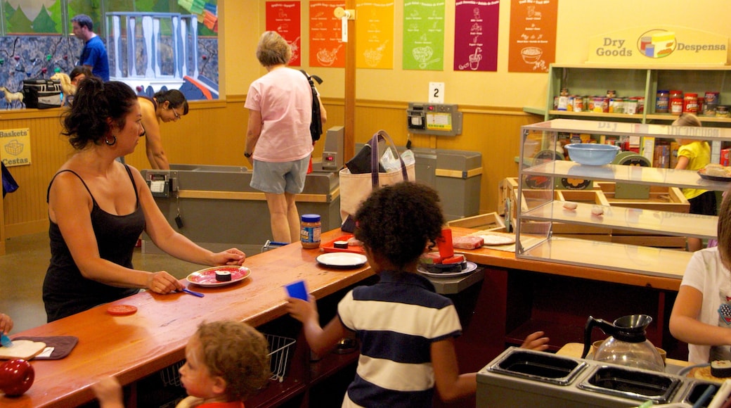 Portland Children\'s Museum que inclui vistas internas e comida