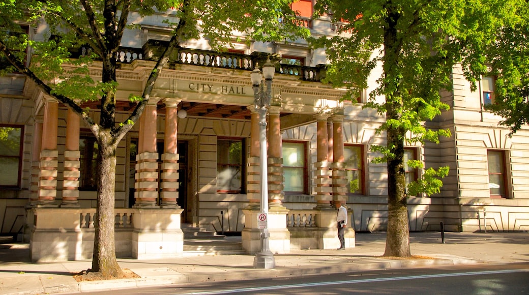 Portland City Hall que incluye un edificio administrativo y arquitectura patrimonial