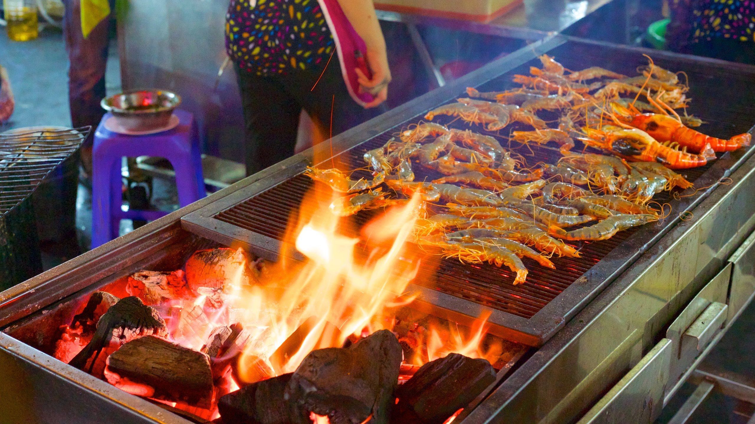 Ben Thanh Market showing food and markets