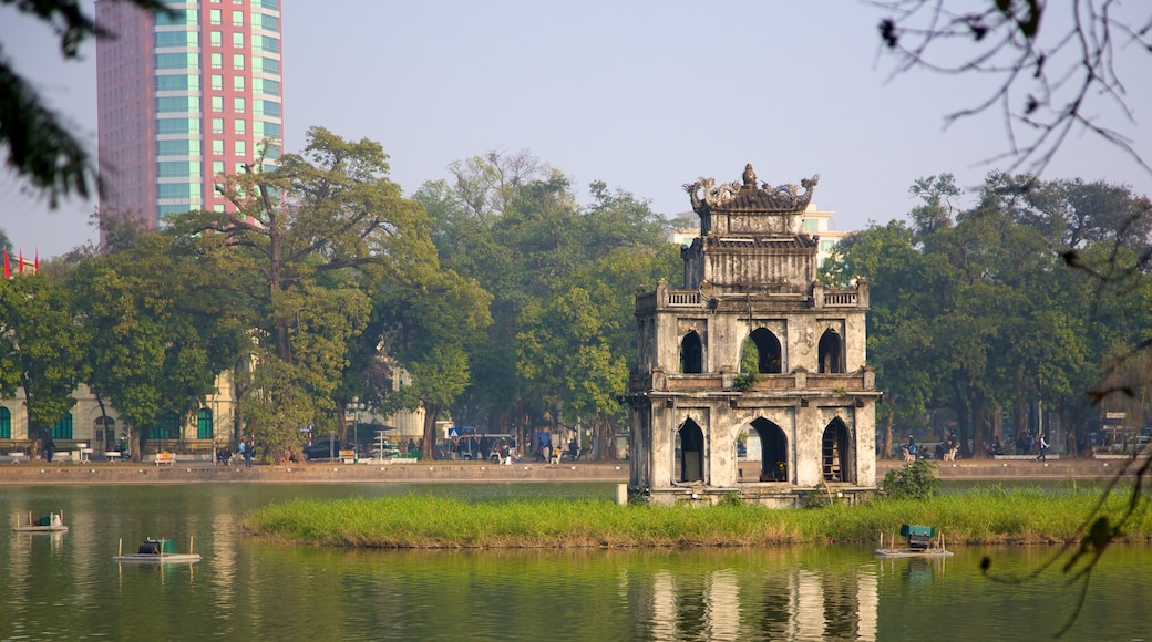 Meer van Hoan Kiem toont historische architectuur, een monument en een meer of poel