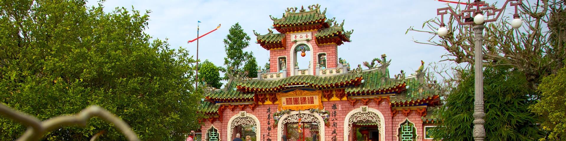 Quan Cong Temple featuring a temple or place of worship and religious aspects