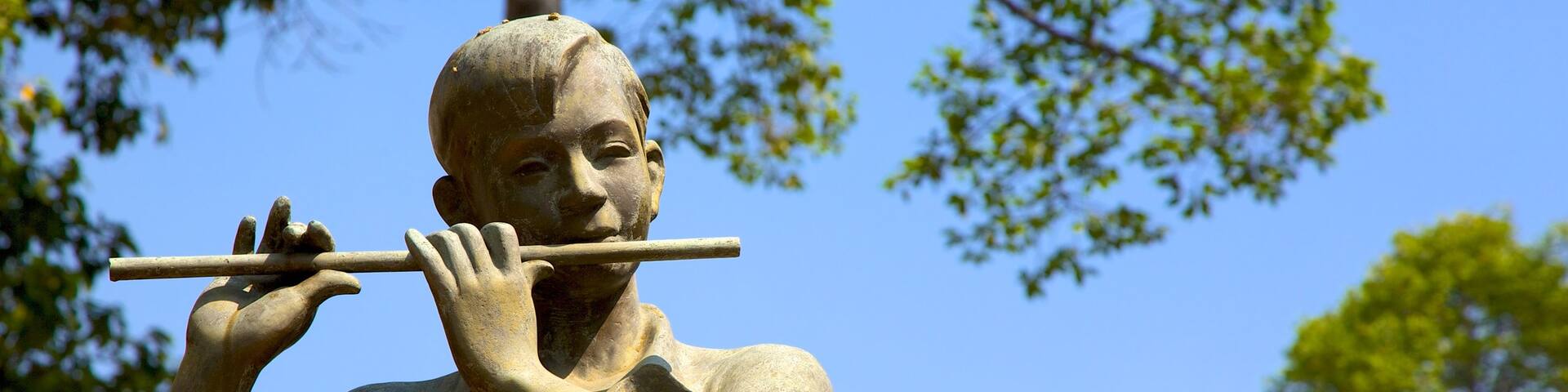 Opera House which includes a statue or sculpture