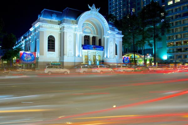 Opéra mettant en vedette scÚnes de théùtre, patrimoine architectural et scÚnes de nuit