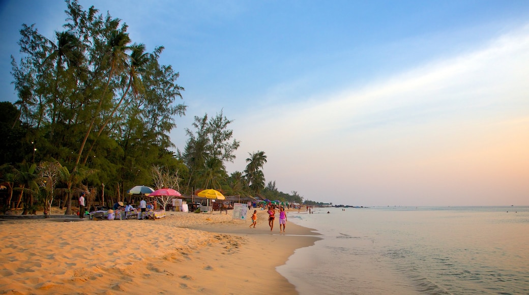 Strand von Phu Quoc das einen Sandstrand und tropische Szenerien